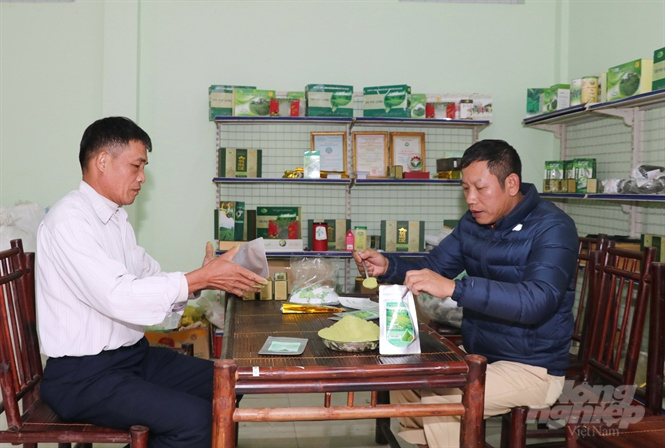 2-1-083647_919.jpg Sản xuất bột trà xanh tại HTX chè Khe Cốc. Ảnh: Đồng Văn Thưởng