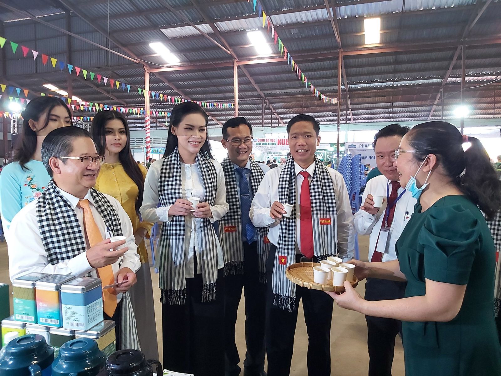 Chiêm ngưỡng 1 trong 10 khu chợ nổi nhộn nhịp nhất thế giới - Ảnh 13. Chiêm ngưỡng 1 trong 10 khu chợ nổi nhộn nhịp nhất thế giới - Ảnh 13.