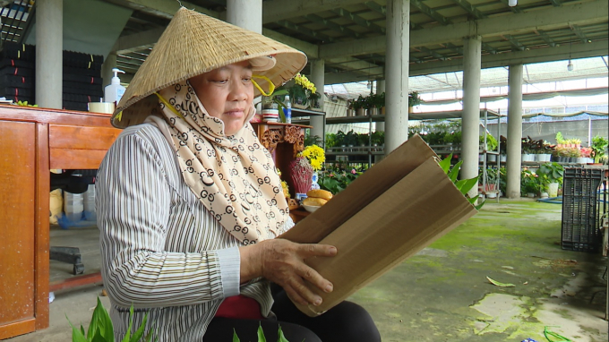 15552097goi-hoa-giao-thuong-lai-1-155520.jpg Nông dân làng hoa Sa Đéc phấn khởi chuẩn bị hoa kiểng giao cho thương lái. Ảnh: Thanh Nghĩa.