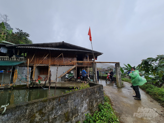 watermark_z3118529817651_b3fa56a822c8f32aacbe5bf02073cfc1-1159_20220118_980.jpg Chúng tôi đến gia đình ông Đặng Văn Tài, em trai ông Minh trời vẫn mưa nặng hạt. Ảnh: Đào Thanh.