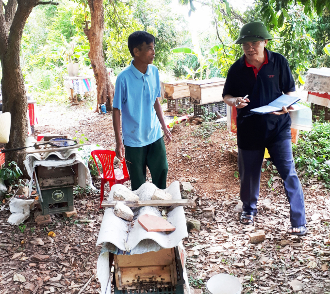 vi-tuong-cua-dan-ong-mat-xin-cam-on-2300_20210810_336.jpg Ông Ân (trái) chia sẻ những kinh nghiệm nuôi ong mật. Ảnh: Như Cương.