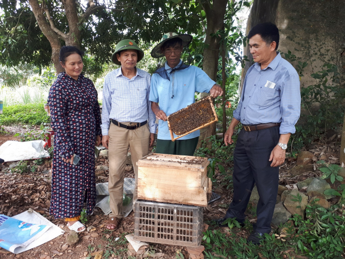 vi-tuong-cua-dan-ong-mat-xin-cam-on-2236_20210810_137.jpg Ông Ân (cầm cầu ong) giới thiệu về kỹ thuật nuôi ong với bạn bè. Ảnh: Như Cương.