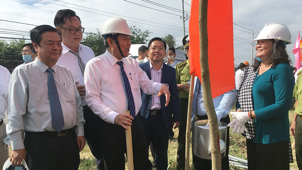 Phó Thủ tướng Thường trực Trương Hòa Bình cùng lãnh đạo tỉnh Bến Tre trồng cây trên các tuyến đường tại huyện Bình Đại.