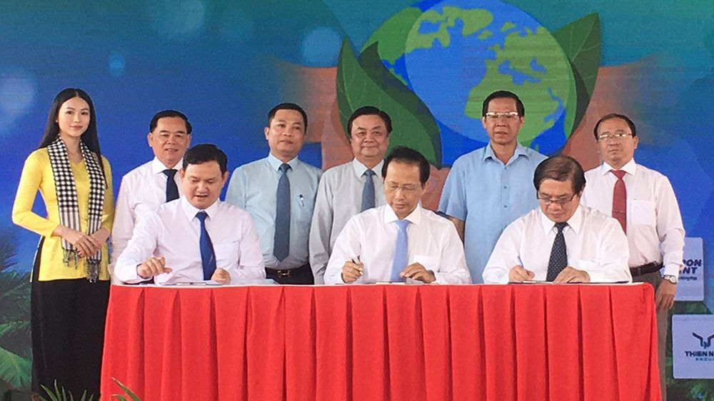 Lãnh đạo tỉnh Bến Tre và Quỹ Tấm lòng vàng ký kết thực hiện Đề án trồng 10 triệu cây xanh.