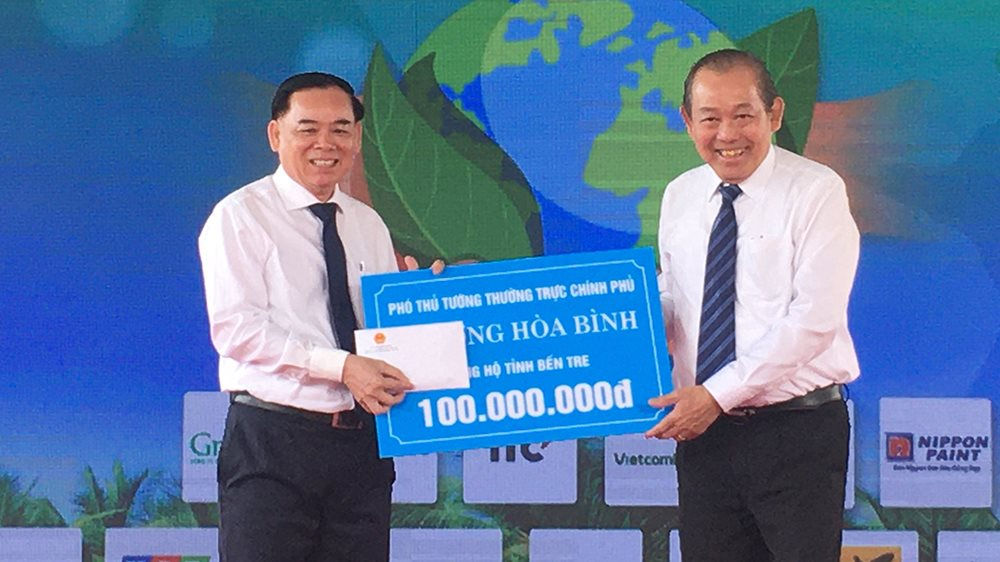 Phó Thủ tướng Thường Trương Hòa Bình ủng hộ tỉnh Bến Tre 100 triệu đồng trồng cây xanh.
