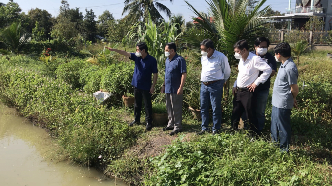 Thứ trưởng Bộ NN-PTNT Lê Quốc Doanh (ngoài cùng bên trái) kiểm tra tình hình ứng phó xâm nhập mặn mùa khô 2021 - 2022 tại ĐBSCL. Ảnh: Minh Đảm.