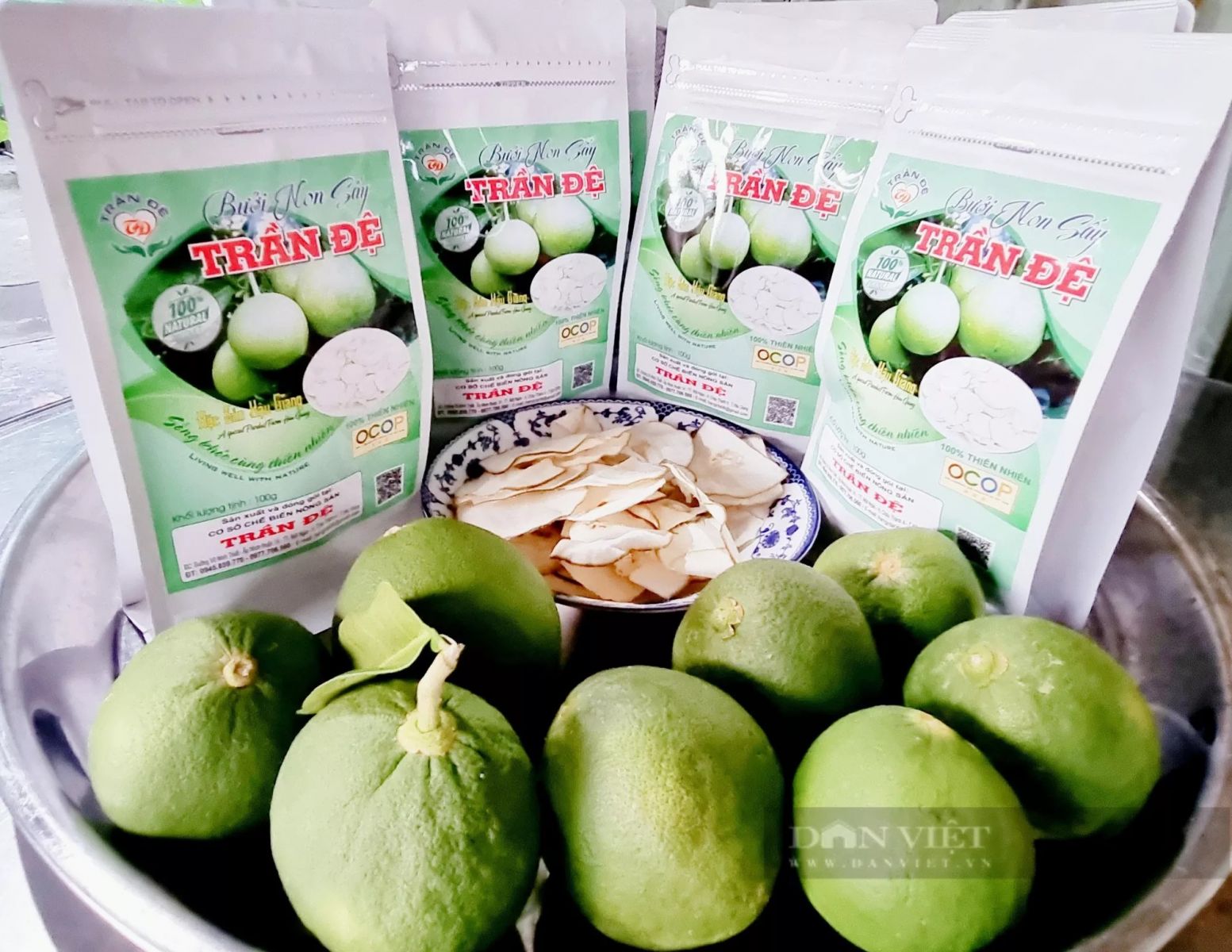 Tiếc quả bưởi non nhà vườn tuyển bỏ, một công chức ở Hậu Giang đem sấy khô đóng gói không kịp bán - Ảnh 3.