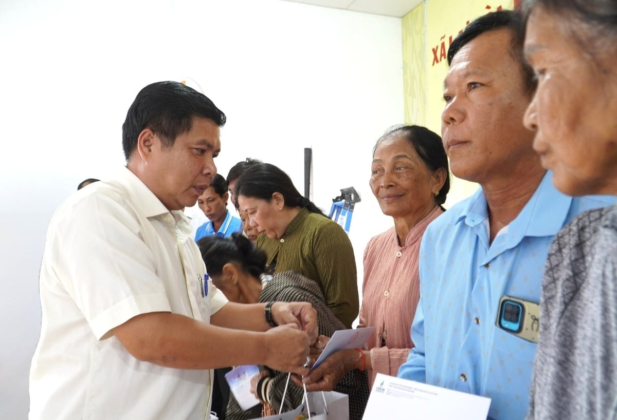 Ông La Trọng Kỳ, Phó Giám đốc Sở Nông nghiệp và Môi trường TP. Cần Thơ (bìa trái) và ông Hoàng Minh Hải, Phó Tổng Giám đốc Công ty Điều hành Dầu khí Biển Đông (bìa phải) ký kết phụ lục thỏa thuận tài trợ trồng 5 ha rừng do thay đổi địa giới hành chính. Ảnh: Ảnh: Kim Anh.