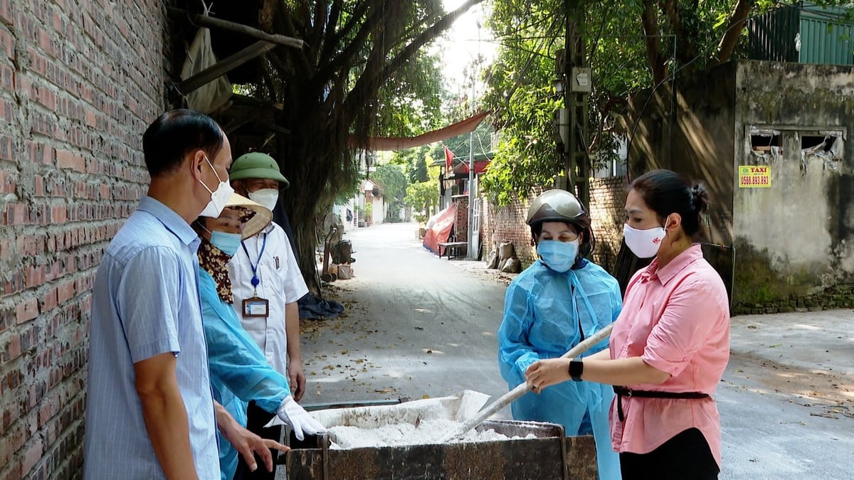 Chi cục Chăn nuôi, Thú y và Thủy sản Bắc Ninh đưa ra hướng dẫn cho bà con nông dân về cách sử dụng vôi trong khử trùng chuồng trại, khu vực chăn nuôi hiệu quả. Ảnh: Bacninh.gov.vn.