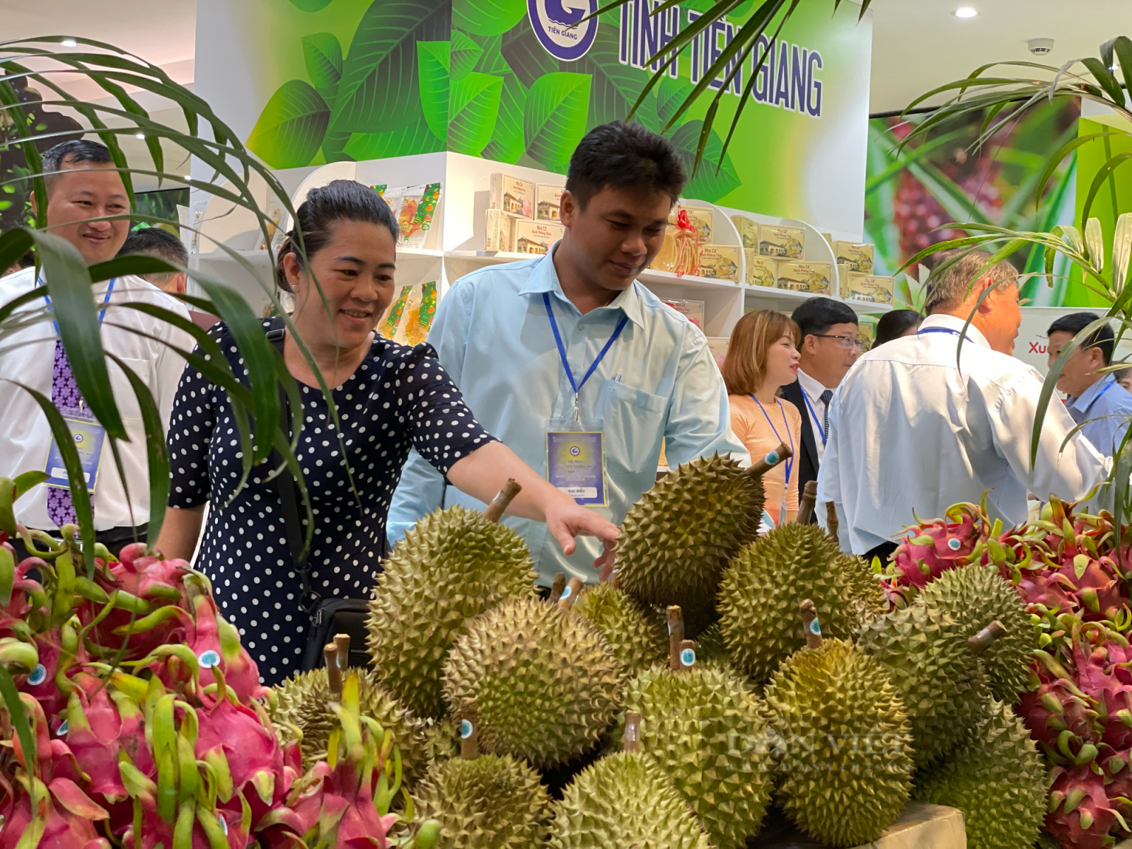 Tiền Giang đưa sầu riêng VIP, thanh long màu lạ, mắm tôm chà và cả trăm đặc sản OCOP về TP.HCM - Ảnh 3. Tiền Giang đưa sầu riêng VIP, thanh long màu lạ, mắm tôm chà và cả trăm đặc sản OCOP về TP.HCM - Ảnh 3.