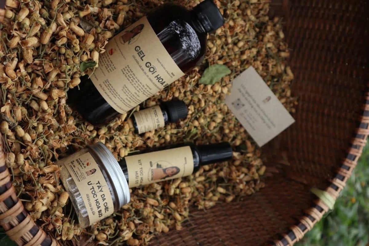 Các sản phẩm được chiết xuất từ hoa và vỏ bưởi. Ảnh: Nhân vật cung cấp