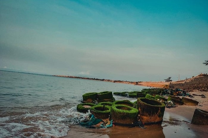 Một góc thầm lặng, những vật dụng đóng rêu xanh thể hiện nó đã ở đây từ rất lâu.