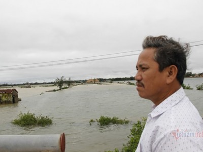 Thẫn thờ đứng nhìn vuông tôm tiền tỷ trôi theo lũ