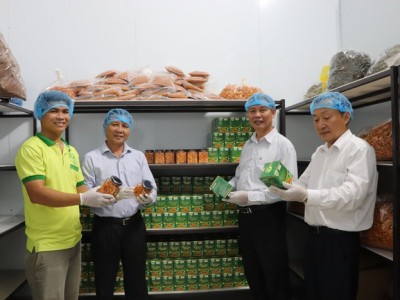 Một nông dân Bà Rịa-Vũng Tàu làm trà túi lọc, đông trùng hạ thảo bán thu về 2 tỷ/năm